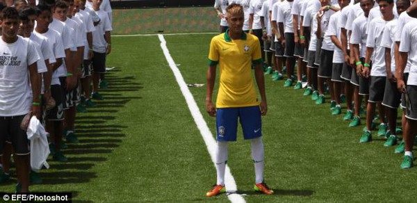 Neymar nhuộm râu, xuống tóc khoe áo mới của Brazil 7