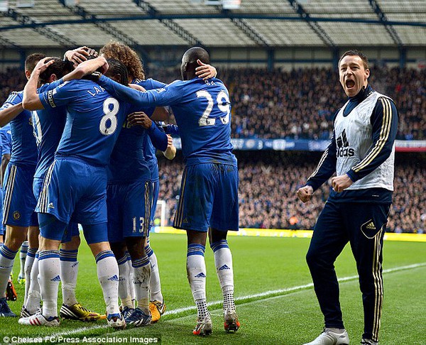 Lampard ăn mừng bàn thắng dưới cơn mưa... đồng xu 4