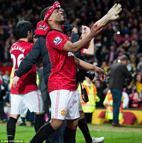 Mừng vô địch, sao MU không quên “troll” Suarez 3