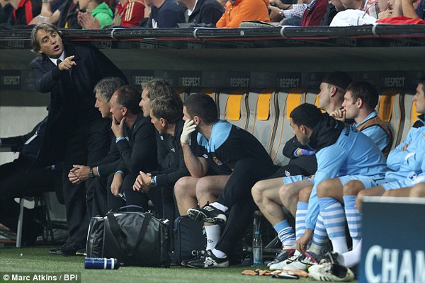 Những l&yacute; do khiến Mancini bị tống cổ khỏi Manchester City 4