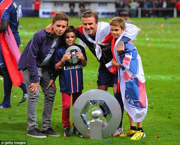Beckham chia tay b&oacute;ng đ&aacute; trong nước mắt 16
