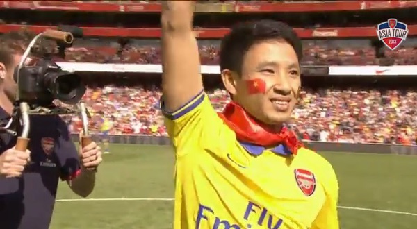 Cờ Việt Nam tung bay cùng “Running Man” Vũ Xuân Tiến trên SVĐ của Arsenal 2
