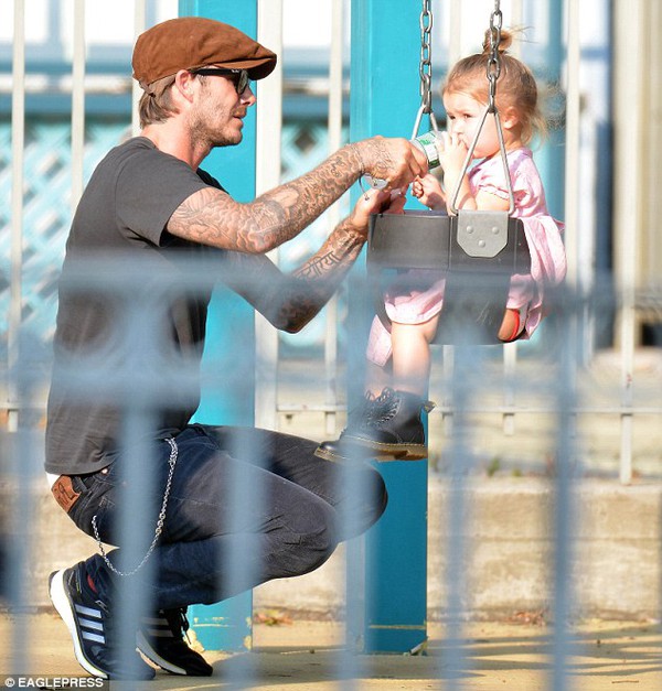 Ngộ nghĩnh cảnh Harper Seven Beckham gác chân, vắt tay ngủ như... người lớn 5