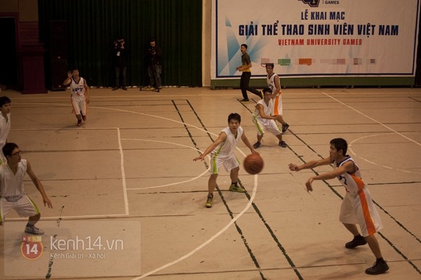 Sôi động không khí bóng rổ Giải thể thao Sinh viên Hà Nội 2013 3