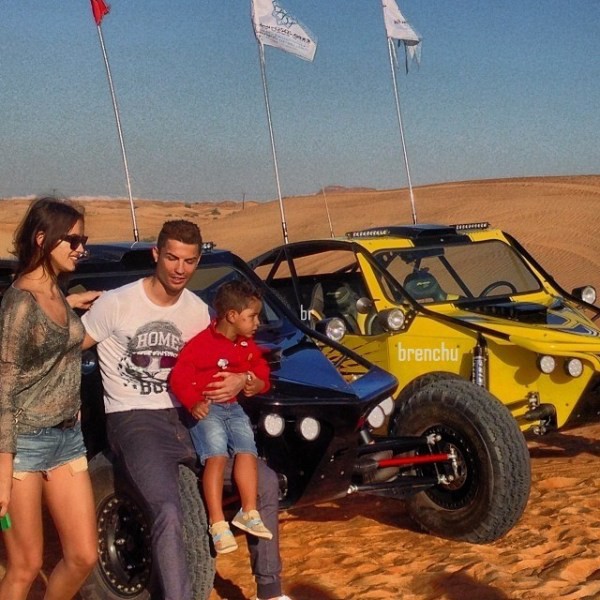 Ronaldo rủ con trai đi... đua xe trên sa mạc 5