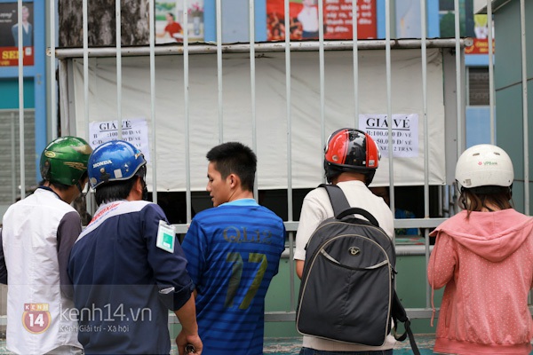 "Phe vé" xuất hiện trong ngày đầu bán vé xem U19 Việt Nam thi đấu 1