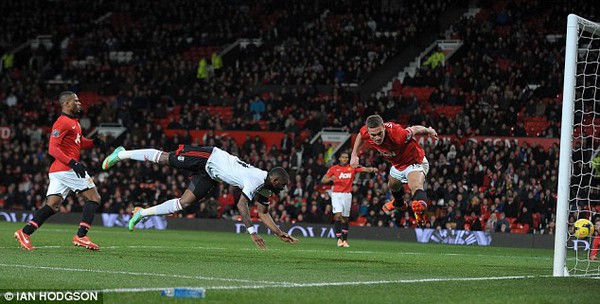 Alex Ferguson ngáp hết cỡ trên khán đài Old Trafford 4