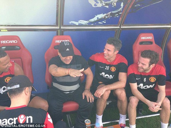 Sao Manchester United rạng rỡ "pose" ảnh cùng Maradona 1