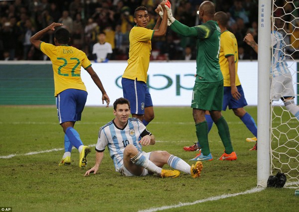 Messi tỏ ý khó chịu khi bị Kaka xoa đầu 1