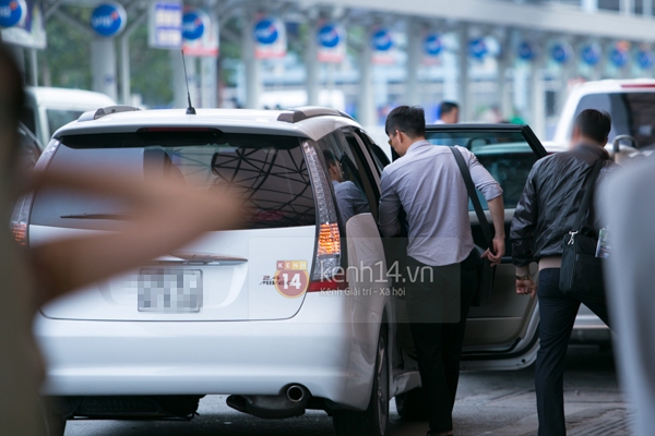 Vợ chồng Công Vinh - Thủy Tiên diện trang phục "ton sur ton" ở sân bay 11