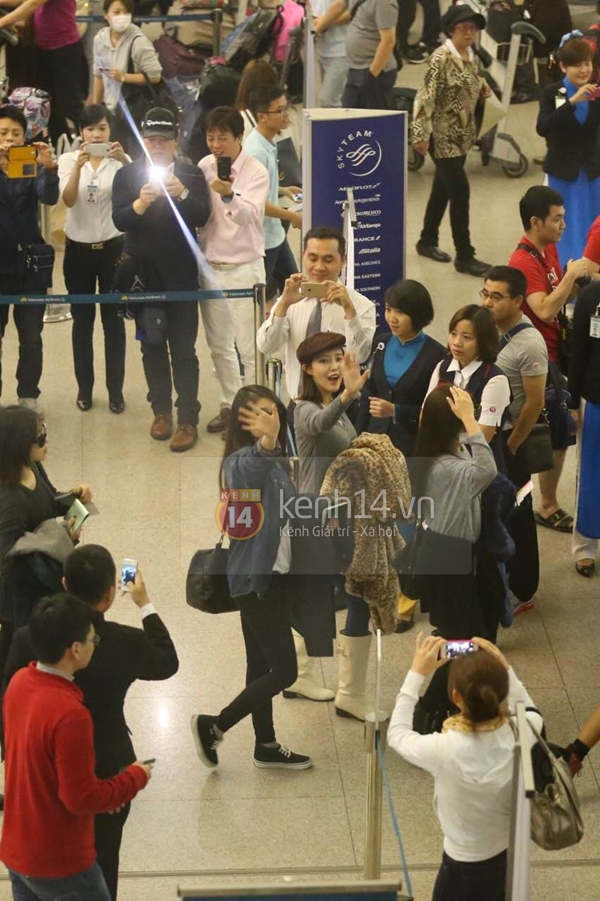 T-ara vẫn đi cửa thường, vẫy tay chào khán giả Việt để trở về Hàn Quốc  16