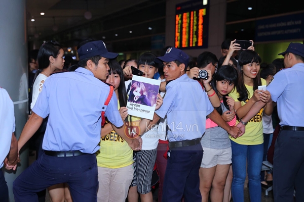 T-ara vẫn đi cửa thường, vẫy tay chào khán giả Việt để trở về Hàn Quốc  2