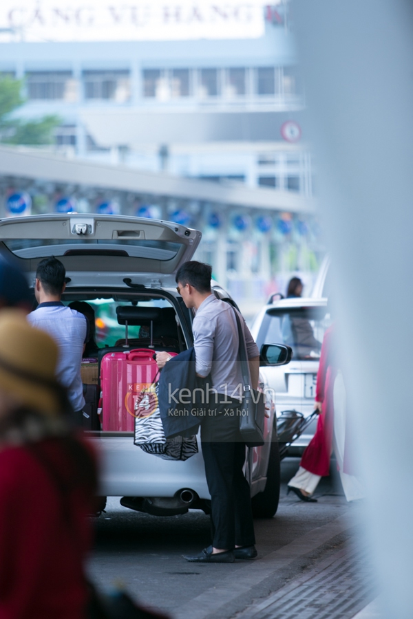 Vợ chồng Công Vinh - Thủy Tiên diện trang phục "ton sur ton" ở sân bay 8