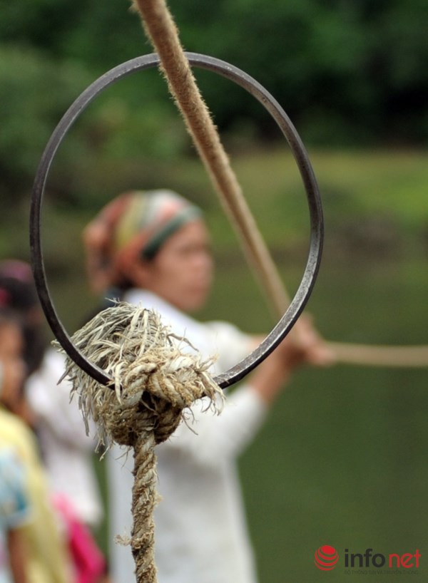 Bám dây vượt suối Thia, 200 học sinh đối diện với hà bá để tới trường 4