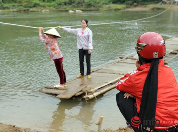 Bám dây vượt suối Thia, 200 học sinh đối diện với hà bá để tới trường 7