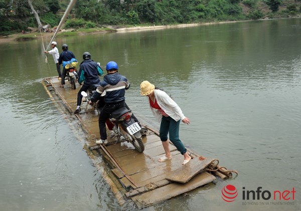 Bám dây vượt suối Thia, 200 học sinh đối diện với hà bá để tới trường 9