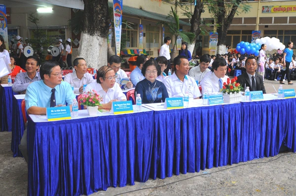 Học sinh h&agrave;o hứng với: &ldquo;C&ugrave;ng PETRONAS kh&aacute;m ph&aacute; thế giới&rdquo; 1