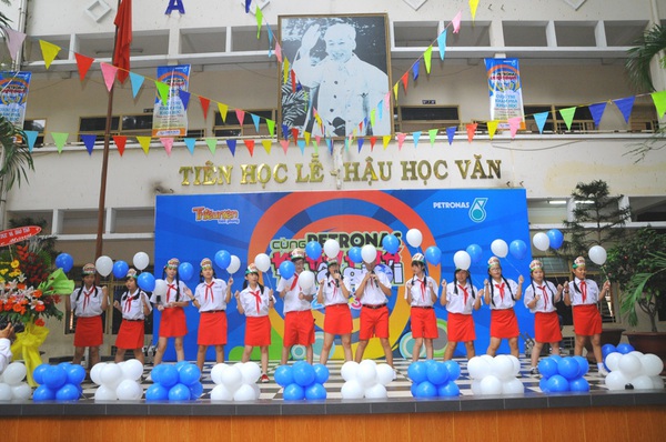 Học sinh h&agrave;o hứng với: &ldquo;C&ugrave;ng PETRONAS kh&aacute;m ph&aacute; thế giới&rdquo; 2