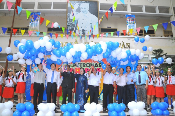Học sinh h&agrave;o hứng với: &ldquo;C&ugrave;ng PETRONAS kh&aacute;m ph&aacute; thế giới&rdquo; 3
