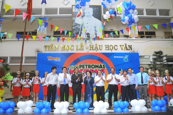 Học sinh h&agrave;o hứng với: &ldquo;C&ugrave;ng PETRONAS kh&aacute;m ph&aacute; thế giới&rdquo; 4