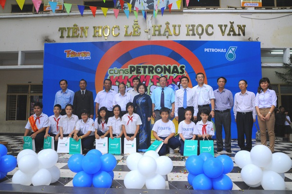 Học sinh hào hứng với: “Cùng PETRONAS khám phá thế giới” 7