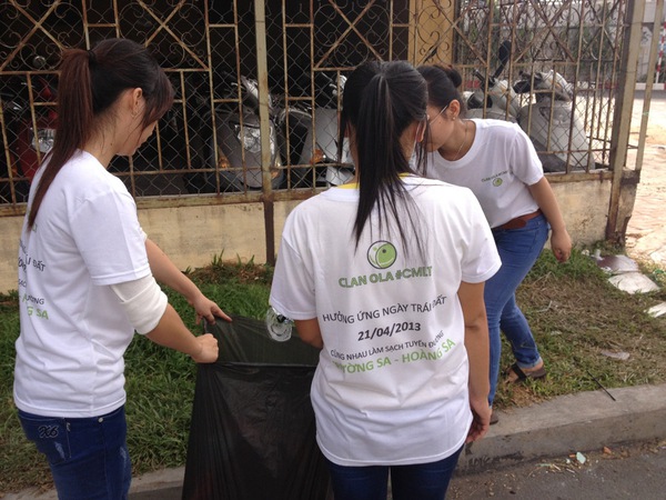 Giới trẻ chung tay làm sạch đường Trường Sa - Hoàng Sa 2