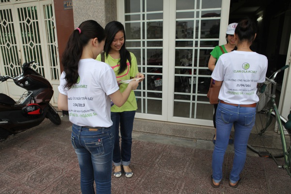 Giới trẻ chung tay l&agrave;m sạch đường Trường Sa - Ho&agrave;ng Sa 5