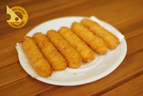 C&ugrave;ng Chi Pu thưởng thức Tr&agrave; chanh nguy&ecirc;n chất,  phomai que ch&acirc;u &Acirc;u 7