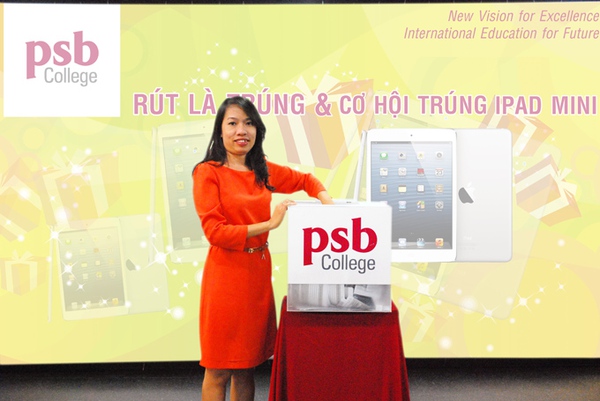 Ng&agrave;y hội Tư vấn Hướng nghiệp - Trao iPad mini cho người may mắn 1