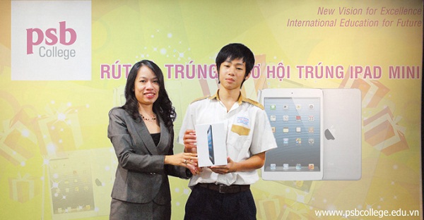 Ng&agrave;y hội Tư vấn Hướng nghiệp - Trao iPad mini cho người may mắn 2