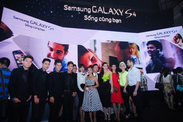 H&agrave; Hồ lộng lẫy c&ugrave;ng d&agrave;n sao Việt trong đ&ecirc;m ra mắt Galaxy S4 3