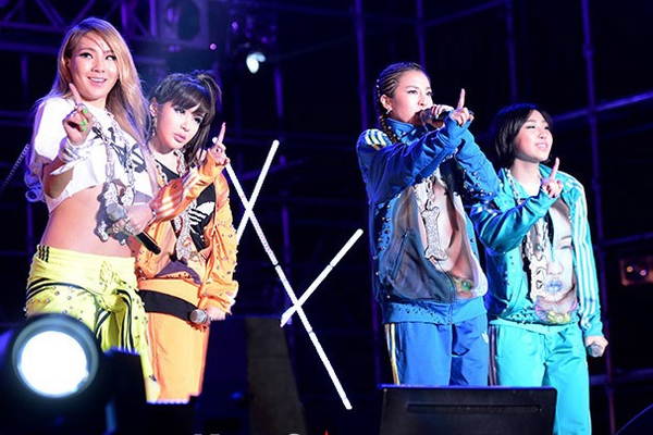 2NE1 cực "kool" bên Snoop Lion trong concert "Unite All Originals" 1