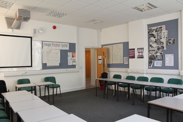 Học bổng 40% kh&oacute;a A level trường c&ocirc;ng lập EHWLC, London 1