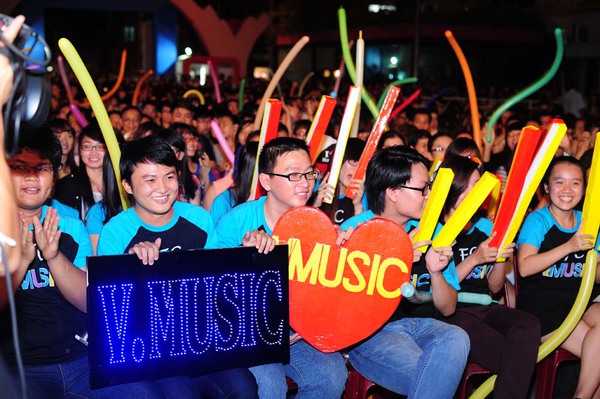 Giới trẻ cuồng nhiệt c&ugrave;ng Galaxy Y trong đ&ecirc;m nhạc V.Music 1