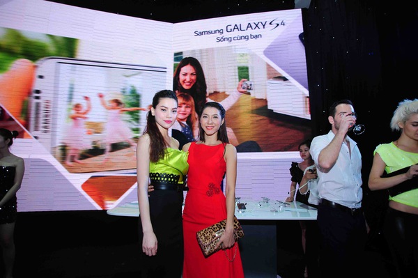 H&agrave; Hồ lộng lẫy c&ugrave;ng d&agrave;n sao Việt trong đ&ecirc;m ra mắt Galaxy S4 6