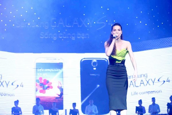 H&agrave; Hồ lộng lẫy c&ugrave;ng d&agrave;n sao Việt trong đ&ecirc;m ra mắt Galaxy S4 1