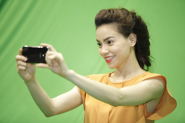 H&agrave; Hồ chụp ảnh &ldquo;tự sướng&rdquo; l&uacute;c tập luyện cho đ&ecirc;m ra mắt Galaxy S4 4