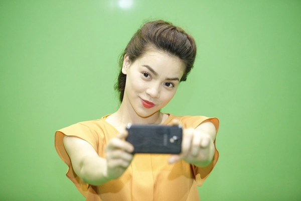 H&agrave; Hồ chụp ảnh &ldquo;tự sướng&rdquo; l&uacute;c tập luyện cho đ&ecirc;m ra mắt Galaxy S4 6