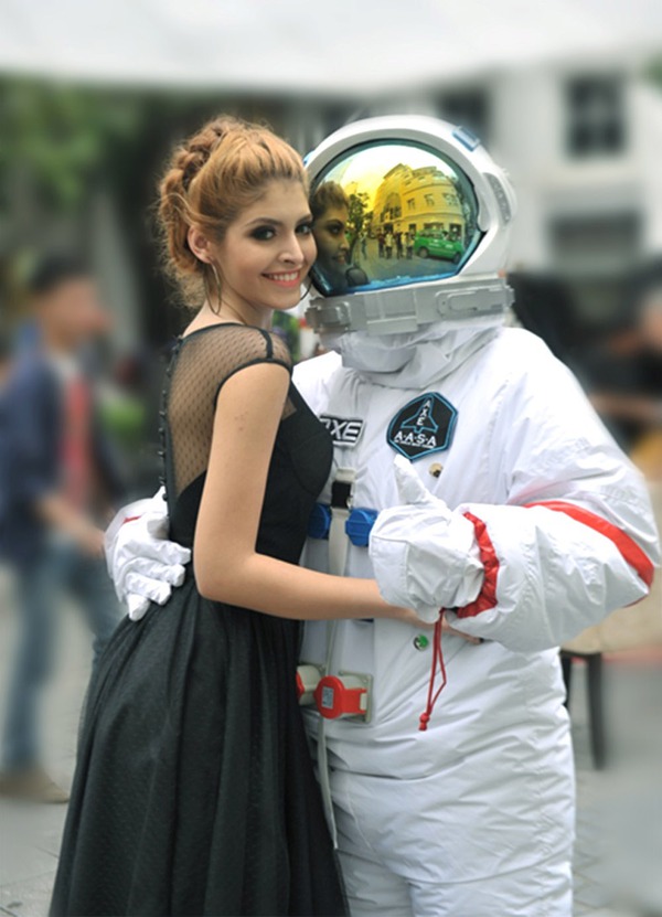Andrea t&igrave;nh tứ b&ecirc;n trai lạ 2