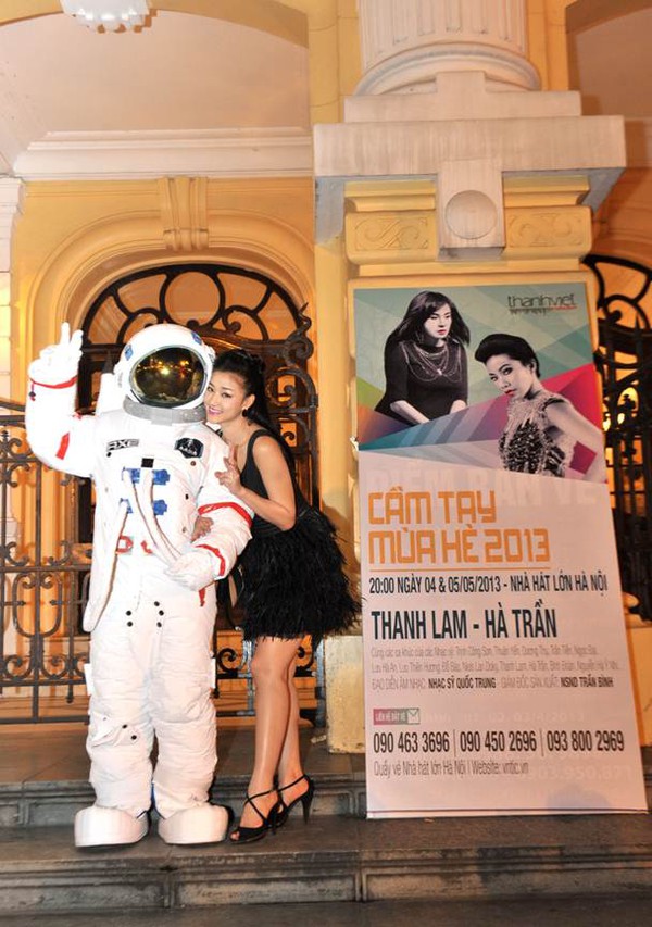 Maya cầm tay &ldquo;trai lạ&rdquo; đi xem show m&ugrave;a h&egrave; 2