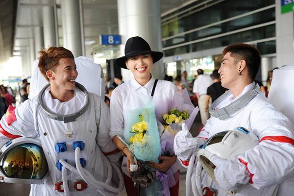 Nh&oacute;m 365 l&agrave;m phi h&agrave;nh gia hộ tống Ng&ocirc; Thanh V&acirc;n 2