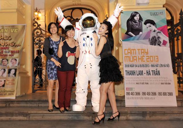 Maya cầm tay &ldquo;trai lạ&rdquo; đi xem show m&ugrave;a h&egrave; 3