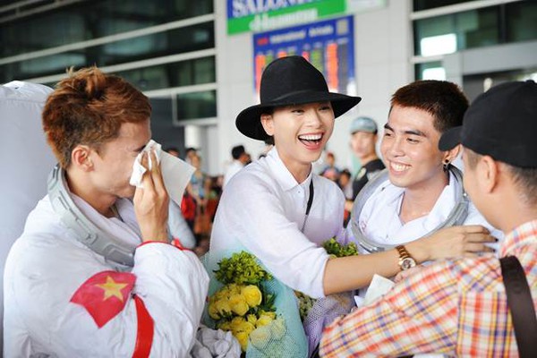 Nh&oacute;m 365 l&agrave;m phi h&agrave;nh gia hộ tống Ng&ocirc; Thanh V&acirc;n 7