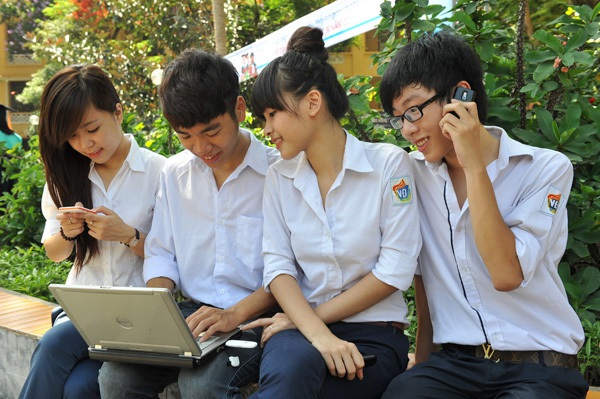 Phụ huynh t&iacute;ch cực "l&ecirc;n d&acirc;y c&oacute;t" tinh thần cho con trước kỳ thi ĐH 2