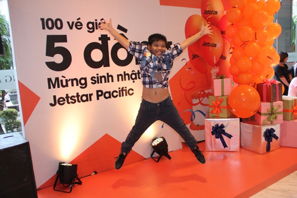 Hàng trăm bạn trẻ nhảy Starjump mừng sinh nhật Jetstar Pacific