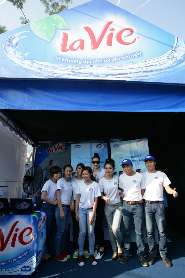 Hà Hồ cổ vũ "tinh thần tươi trẻ, sức khỏe căng tràn" cùng La Vie tại HCMC RUN 2013 5