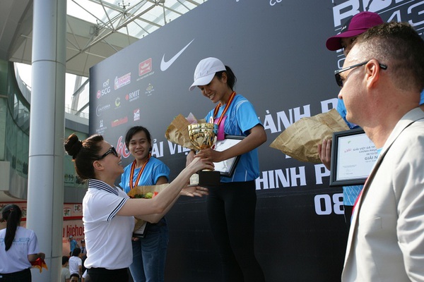 Hà Hồ cổ vũ "tinh thần tươi trẻ, sức khỏe căng tràn" cùng La Vie tại HCMC RUN 2013 7