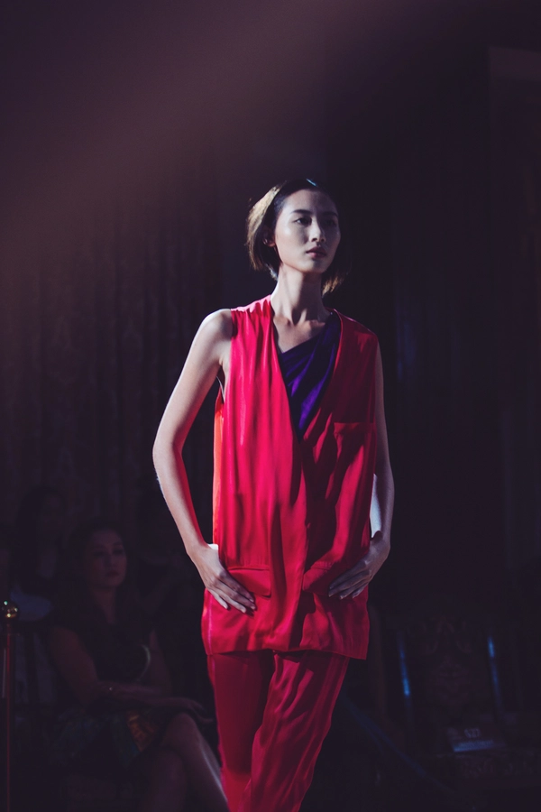 Thu Thảo, Ngọc Trinh "trắng muốt" tới dự fashion show của Lý Nhã Kỳ 25
