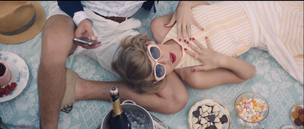 "Bóc mác" loạt bộ cánh "đỉnh-của-đỉnh" Taylor Swift diện trong MV mới 30