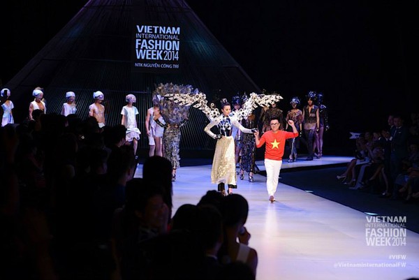 Thanh Hằng mặc áo dài, đeo cánh làm vedette show thời trang 4